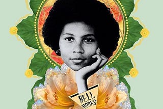 Montagem realizada com a foto de Bell Hooks e flores. Autor/a desconhecida