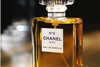 Bí mật ẩn sâu sau chai nước hoa chanel No5