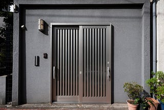 Aluminium Doors vs. Wooden Doors: Which Is Right for You?