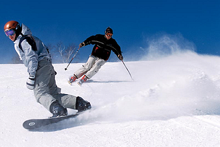 Snowboarding vs skiing, what is the difference?