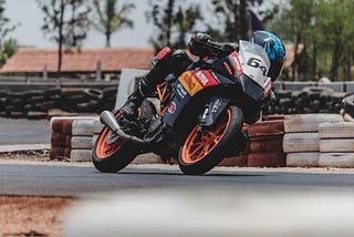 FSAE vs. Motorcycle racing: A comparative analysis