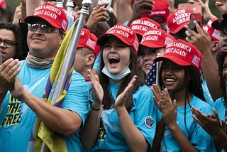 Apoiadores de Donald Trump manifestam-se no The Ellipse, antes de entrar na Casa Branca. Fotografia: José Luis Magaña / AP