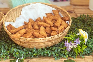 A basket of some fried Ghanaian delicacies