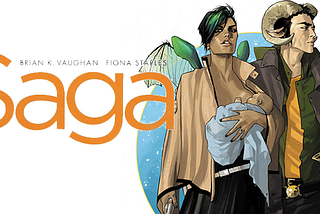 Os dois protagonistas de Saga: Alana, uma mulher de pele morena com asas meio de mariposa carregando um bebê; e Marko, um cara branco de chifres meio de carneiro.