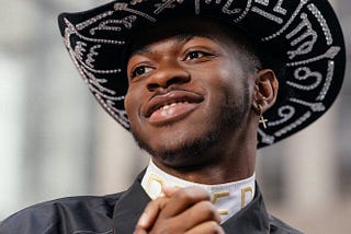 Lil Nas X fazendo pole no tabu bem quebrado.