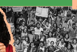Imagem da candidata Paula Aparecida com um microfone na mão e um protesto de estudantes em 2015 ao fundo