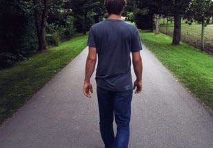 What it means when a person walks looking at the ground, according to psychology