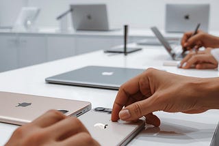 MacBook Baru Tapi Lemot? Ini Penyebab & Solusinya!