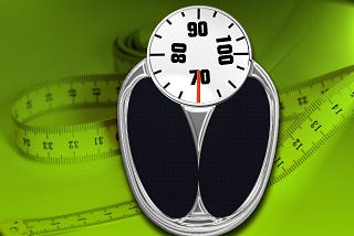 Image with a green background and a tape measure, with the drawing of a scale in front of that.