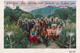 Varias mujeres posan sonrientes al aire libre. El fondo revela un paisaje natural con vegetación, montañas y un cielo parcialmente nublado. Arriba, hay un texto manuscrito que dice “Porque la opción más latente es luchar por nuestros derechos”. En la esquina inferior derecha, se lee la sigla “IGLI 2024”. También hay dibujos estilizados de plantas en primer plano. Fotografía tomada por primer plano. Fotografía tomada por: Luzbeidy Monterrosa, directora de cine Wayuu.