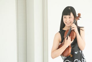 音楽家の「フリフリドレス」の起源を探る