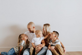 HOW TO TAKE THE BEST FAMILY PHOTOS AT HOME