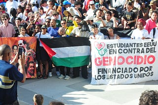 Desde la escalinata juventud cubana alza su voz por Palestina