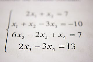 Why is the sample variance distributed with n-1 degrees of freedom?