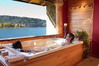 Comparative Analysis of Rates and Occupancy in Properties with and without Jacuzzi or Hot Tub