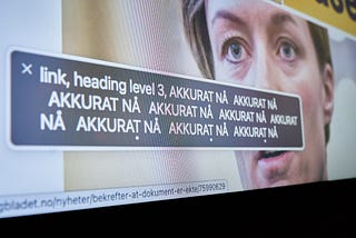 Dagbladet.no-forsiden med VoiceOver-visning skrudd på. Her vises en ticker med “AKKURAT NÅ” ni ganger på rad. I bakgrunnen et bilde av kulturministeren.