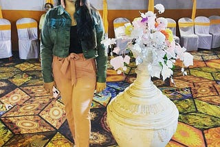 That’s me beside a ginormous vase >.<