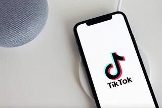 TikTok la plataforma global que ha revolucionado la forma en que las personas crean y consumen…