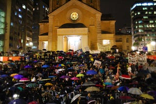 30M: Mesmo sob chuva, milhares se mobilizam em Florianópolis no segundo dia de protestos em defesa…