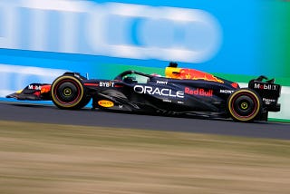 Max Verstappen e Sergio Pérez vão ao pódio no Grande Prêmio do Japão