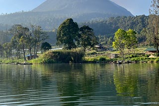 Danau Lau Kawar yang berada di dekat Gunung Sinabung. Sumber: Pribadi