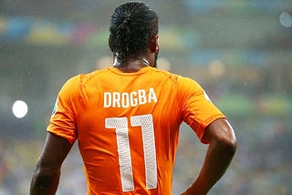 Você sabia que o artilheiro Didier Drogba é responsável por parar uma Guerra na Costa do Marfim?