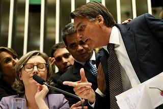 O Presidente da República, Jair Bolsonaro, discute com a deputada Maria do Rosário durante comissão geral. (Foto: Marcelo Camargo / Agência Brasil)