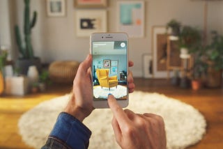 Pessoal interagindo com um celular em uma sala de estar