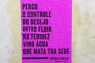 Lambe rosa choque colado na parede com os dizeres “Perco o controle do desejo  Deixo Fluir  Na fluidez viro água  Que mata tua sede” de Priscila Mello.