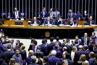 Na busca de soluções para a crise, o parlamentarismo entra em debate