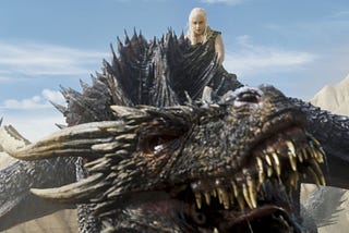 Escena de Game of Thrones. Daenerys Targaryen volando en su dragón.