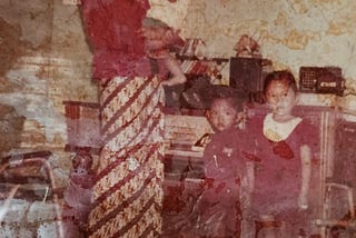 Juwita menggendong anak ketiganya sambil ditemani oleh anak sulung perempuan dan anak kedua laki-laki