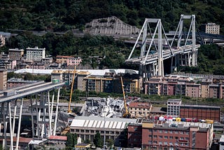 Il crollo del ponte Morandi, lo Stato e le concessioni: “Ai privati regalati profitti da monopolio”