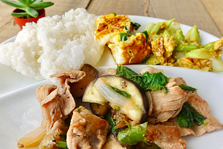 ゴハン08 : ニラ玉&豚野菜炒め＆セロリとアボカドのサラダ