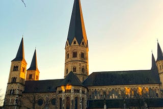 A photograph of the basilica in Bonn/Germany taken in the evening.