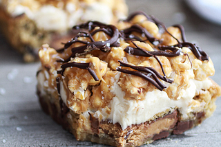 Recipe: Peanut Butter Cup Cookies & Cream Salted Caramel Popcorn Bars