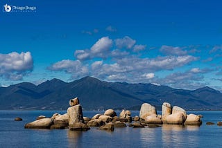 Pedras da praia do Itaguaçu que representam a estória dos salão de festas das bruxas do Itaguaçu