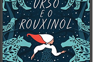 Capa O Urso e o Rouxinol. Ilustração cor predominante azul. Uma menina corre no entre cavalos, pássaros e ursos em meio à neve.