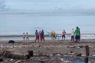 Sampah kemarin, (bisa jadi) tangkapan nelayan esok hari