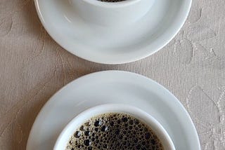 2 Gelas Kopi di Meja Pojok