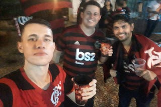 Eu e os também jornalistas Arnaldo Neto e Aldir Sales, na chuva, após a conquista da Libertadores