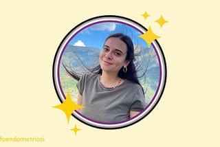 Su sfondo giallo chiaro, mezzo busto di Elisa Sarubbi racchiuso in una cornice con i colori della bandiera dell’orgoglio asessuale e alcune stelline gialle.
