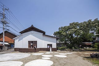 慶應義塾大学ホルヘ・アルマザン研究室による山梨県にある伝統的な酒蔵をコミュニティスペースへとコンバートした「サケウェアハウス」