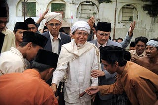 Santri Tidak Menuhankan Kiai!