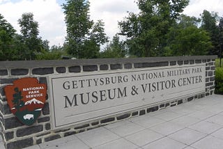 VISITORS WELCOME SIGN AT GETTYSBURG NATIONAL MILITARY PARK AND MUSEUM