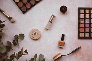 5 ESSENTIAL MAKEUP PRODUCTS