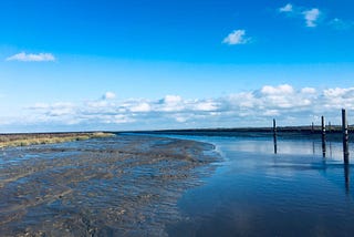 Am Wattenmeer die Unendlichkeit finden — oder wie ich die Plein Air Malerei bei Alice Abed el…