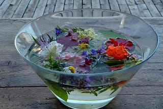 Acqua di San Giovanni, il rito della rugiada che unisce natura, fede e tradizione