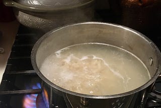 Pasta boiling on a gas stove, without boiling over.