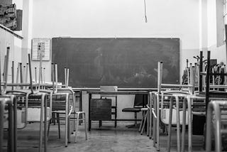 imagen en blanco y negro de una aula de escuela tradicional vacía